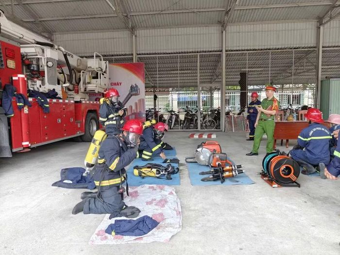  Kiểm tra kỹ thuật cá nhân khi sử dụng các thiết bị chữa cháy, CNCH. Ảnh: T.T 