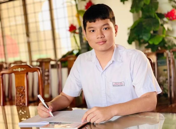 Em Nguyễn Vũ Mạnh Khang (lớp 12 chuyên Vật lý, Trường THPT chuyên Lê Quý Đôn) được miễn thi tốt nghiệp THPT 2026 và ưu tiên xét tuyển thẳng vào đại học. Ảnh: T.D
