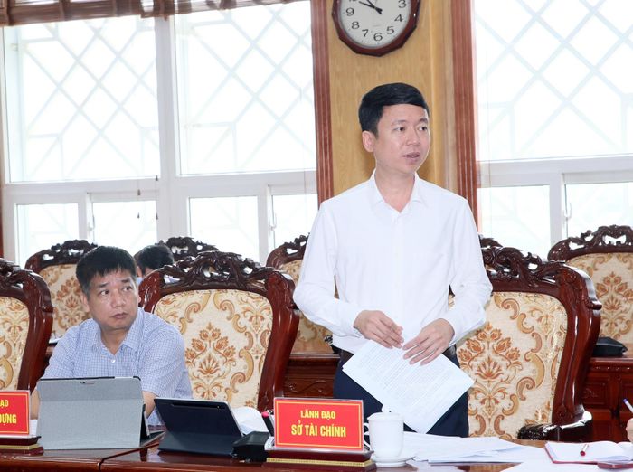 Lãnh đạo Sở Tài chính báo cáo công tác lãnh đạo, chỉ đạo, thực hiện sắp xếp, quản lý, khai thác tài sản công trên địa bàn tỉnh.
