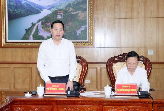 Đồng chí Hà Quang Trung - Phó Bí thư Tỉnh ủy, Chủ tịch UBND tỉnh phát biểu tại cuộc họp. 