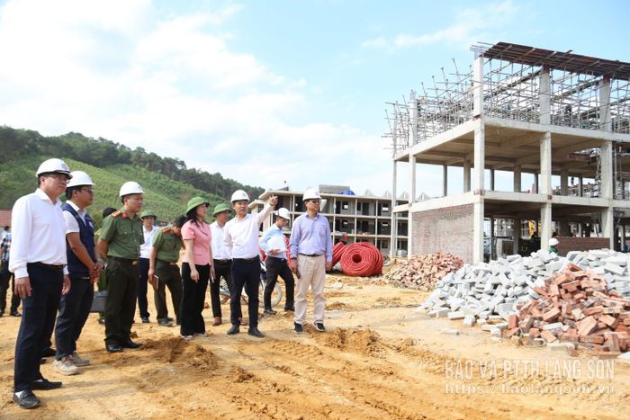 Đồng chí Phó Chủ tịch UBND tỉnh và đoàn công tác kiểm tra tiến độ dự án xây dựng trường tại xã Mẫu Sơn