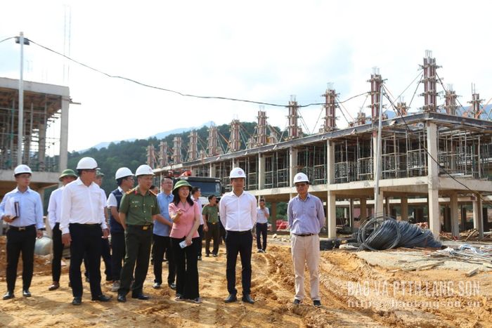Đồng chí Phó Chủ tịch UBND tỉnh kiểm tra thực địa và chỉ đạo đẩy nhanh tiến độ thi công các dự án