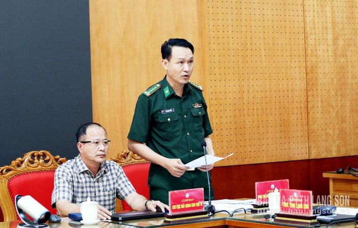 Lãnh đạo Ban Chỉ huy Bộ đội biên phòng tỉnh báo cáo về tình hình đảm bảo an ninh trật tự trong khu vực cửa khẩu 