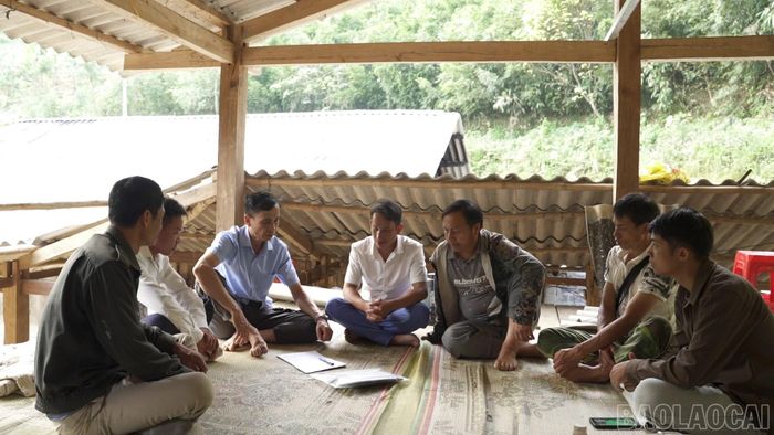 Cán bộ Ban quản lý rừng phòng hộ Trạm Tấu tuyên truyền, vận động hộ dân nâng cao ý thức phòng cháy, chữa cháy rừng mùa khô.
