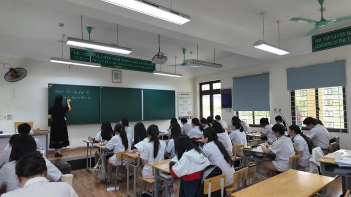 Học sinh lớp 12 Trường THPT Lào Cai đang tập trung ôn tập tại lớp học.