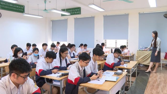 Học sinh lớp 12 tập trung cao độ trong các tiết ôn tập trên lớp.