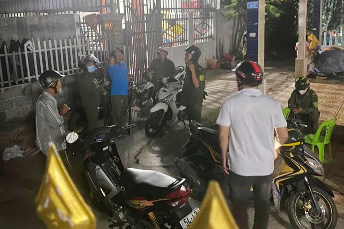 Các lực lượng chức năng xử lý vụ việc trong đêm (Ảnh: Trọng Mẫu)