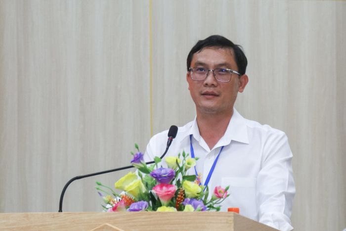 Ông Lê Thanh Sơn, Chủ tịch UBND phường Mũi Né trao đổi xung quanh các kiến nghị của cử tri