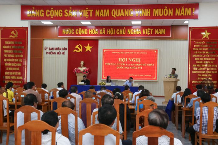 Quang cảnh hội nghị tiếp xúc cử tri