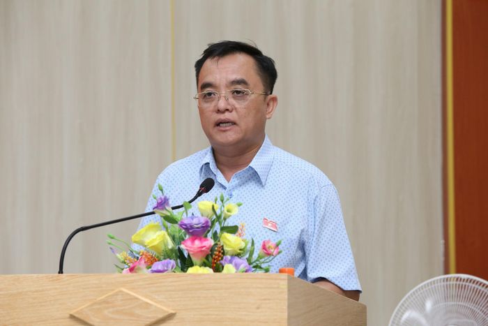 Đại biểu Huỳnh Ngọc Liêm trả lời một số kiến nghị của cử tri nêu ra tại hội nghị