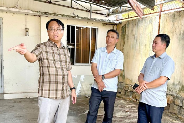 Phó Bí thư Thường trực Tỉnh ủy Đặng Hồng Sỹ kiểm tra các trụ sở làm việc cũ trên địa bàn phường Phan Thiết