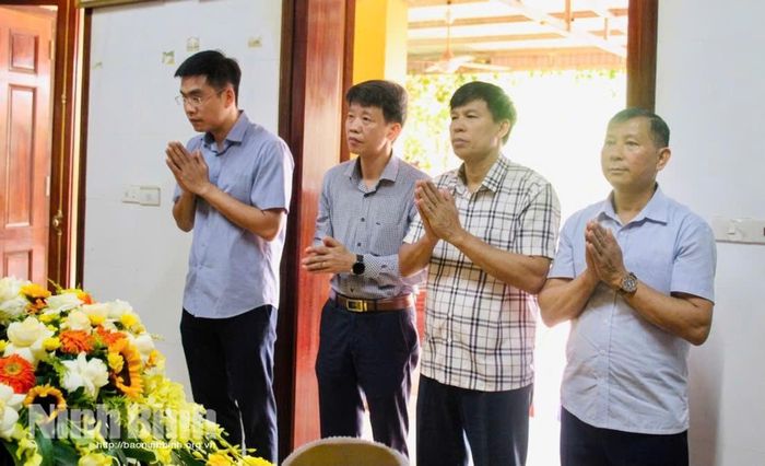Lãnh đạo xã Yên Mô thắp hương tri ân nghĩa cử của bà Nguyễn Thị Lành.
