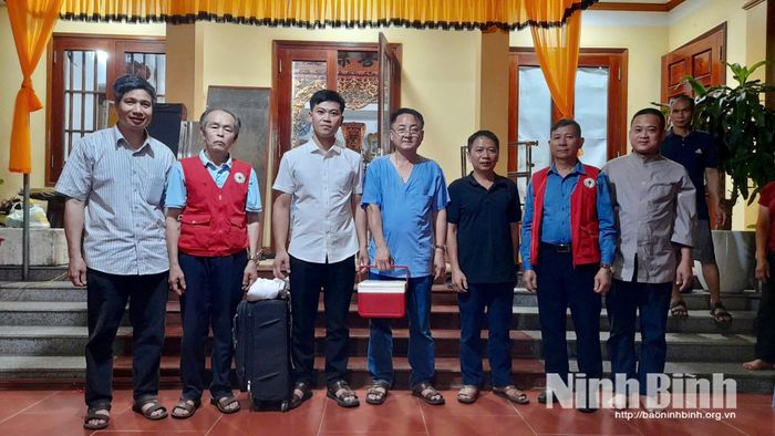 Các tình nguyện viên y tế thu nhận, lưu giữ giác mạc của bà Nguyễn Thị Lành với sự chứng kiến, ủng hộ của các thành viên trong gia đình.