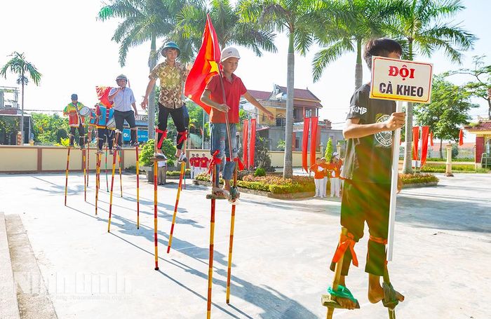 Đội cà kheo xã Hải Tiến với nhiều hội viên trẻ kế cận. Ảnh: Viết Dư