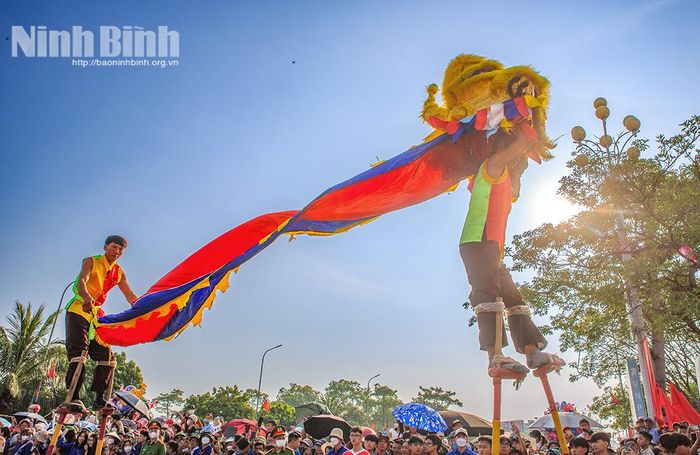Kỹ thuật đi cà kheo múa lân đòi hỏi sự phối hợp nhịp nhàng. Ảnh: Viết Dư