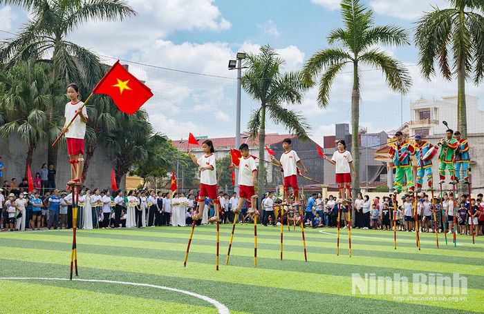 Thế hệ trẻ xã Hải Tiến biểu diễn thành thục cà kheo tại ngày hội văn hóa thể thao truyền thống xã. Ảnh: Viết Dư