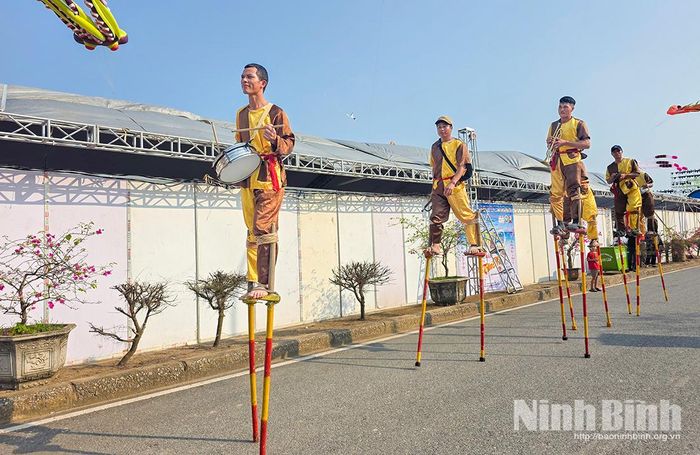 Đội hình cà kheo diễu hành tại mùa du lịch biển Ninh Bình năm 2026 tổ chức ở xã Hải Thịnh. Ảnh: Viết Dư