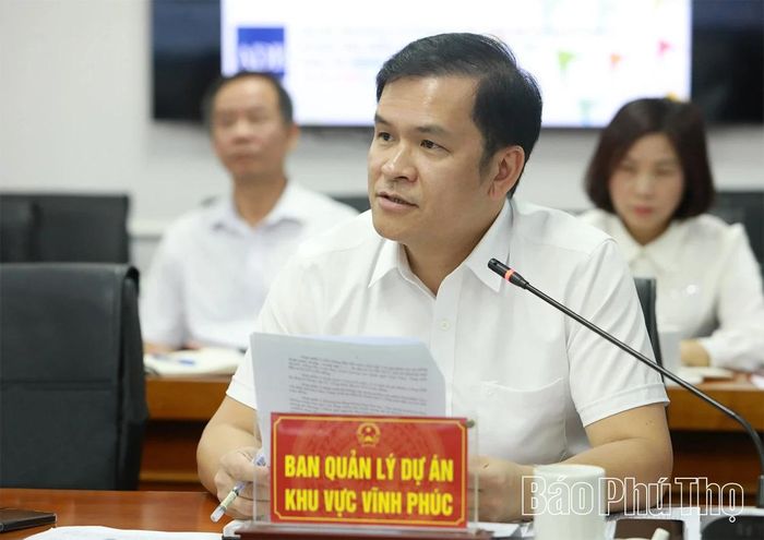 Đại diện Ban Quản lý dự án khu vực Vĩnh Phúc báo cáo tiến độ triển khai dự án.
