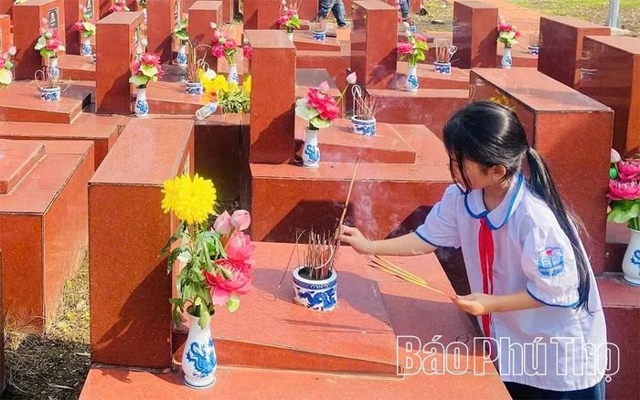 Các em học sinh trường tiểu học Yến Mao thắp hương tại phần mộ các liệt sĩ. Đây là hoạt động ý nghĩa nhằm giáo dục truyền thống và ghi nhớ công ơn của các Anh hùng liệt sĩ cho học sinh nhà trường.