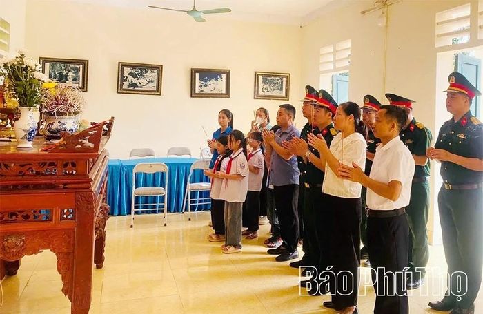 Ban CHQS xã và học sinh dâng hương tại Nhà lưu niệm nghĩa trang liệt sĩ mặt trận Tu Vũ.