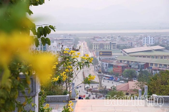 Từ một chiến trường ác liệt, Điện Biên Phủ hôm nay đã khoác lên mình diện mạo mới với những con đường rộng mở nhưng vẫn giữ được nét bình yên của núi rừng Tây Bắc.