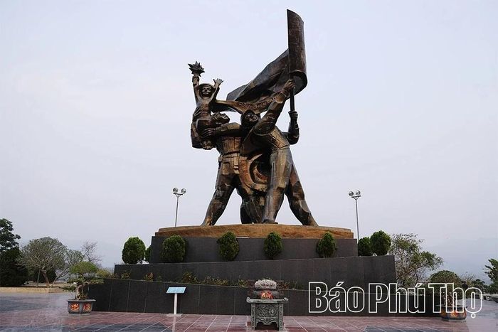 Sừng sững trên đồi D1, Tượng đài Chiến thắng Điện Biên Phủ là công trình mang tính biểu tượng sâu sắc của chiến thắng lịch sử. Hình ảnh ba chiến sĩ hiên ngang, tay giương cao lá cờ “Quyết chiến quyết thắng”, thể hiện khí phách và tinh thần bất khuất của quân dân Việt Nam.