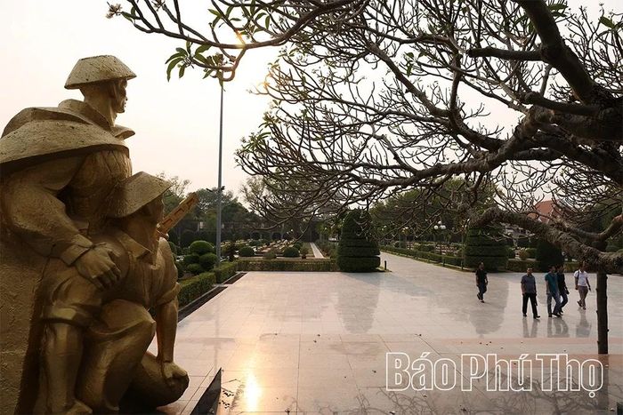 Mỗi dịp tháng Năm, dòng người từ khắp mọi miền đất nước lại về đây, thắp nén hương tưởng nhớ. Không gian linh thiêng ấy như nhắc nhở thế hệ hôm nay về cái giá của hòa bình, để từ đó biết trân trọng và gìn giữ.