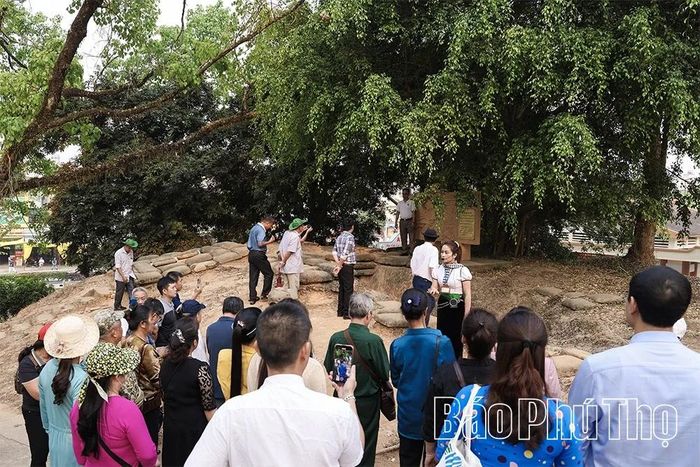 Trong quần thể cứ điểm của địch, đồi A1 được coi là “cánh cửa thép” bảo vệ trung tâm Mường Thanh. Trận đánh tại đây diễn ra đặc biệt ác liệt, kéo dài nhiều ngày đêm. Từng tấc đất được giành giật bằng máu, ý chí và lòng quả cảm của những người lính.