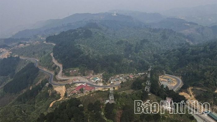Mỗi khúc cua, mỗi triền dốc dường như vẫn vọng lại nhịp bước của một thời “tất cả cho tiền tuyến”.