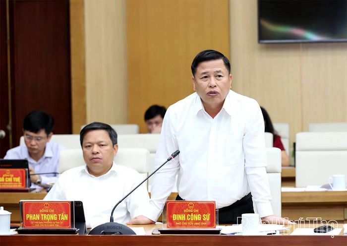 Phó Chủ tịch UBND tỉnh Đinh Công Sứ phát biểu tại hội nghị.