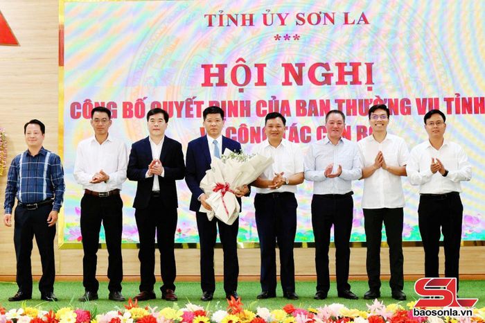 Ban Thường vụ Đảng ủy xã Chiềng Sơn chúc mừng đồng chí Phạm Minh Hải.
