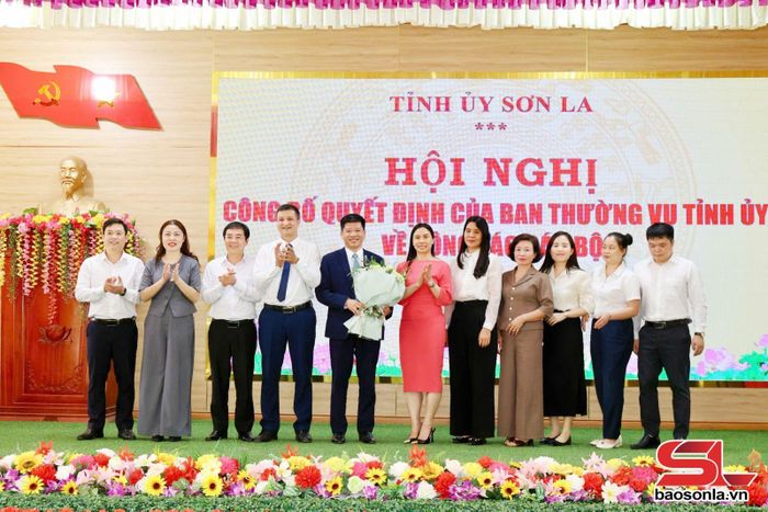 Lãnh đạo, cán bộ Văn phòng Tỉnh ủy chúc mừng đồng chí Phạm Minh Hải.