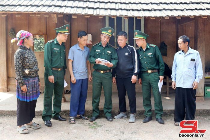 Cán bộ, chiến sĩ Đồn Biên phòng Chiềng Sơn tuyên truyền tại cơ sở.