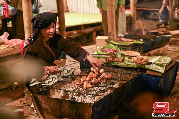 Chị Bàn Thị Vui, bản Chiềng Đi 1, chế biến đồ ăn bán tại chợ đêm.