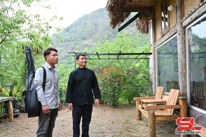 Người dân bản Chiềng Đi 1, xã Vân Hồ làm du lịch cộng đồng.