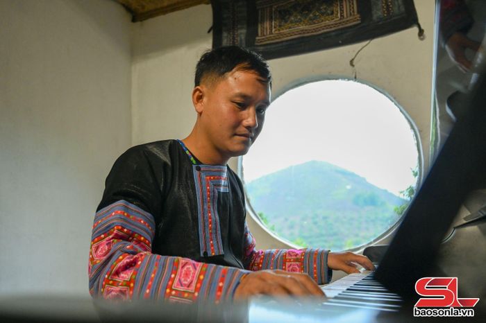 Người dân học sử dụng nhạc cụ để phục vụ du khách.