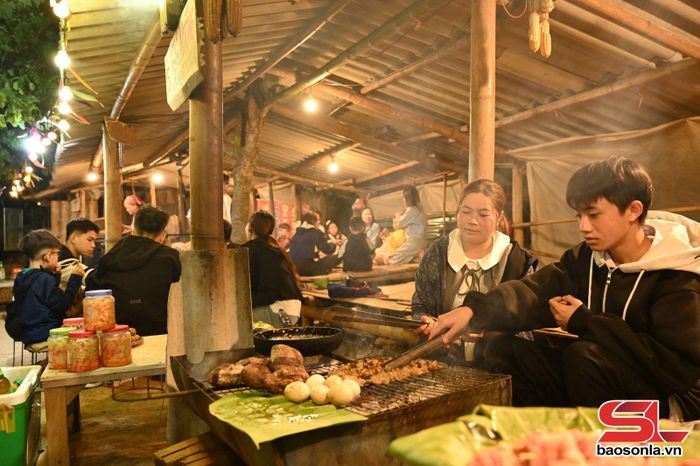 Phiên chợ mở vào tối thứ bảy hằng tuần giúp người dân có thêm thu nhập từ dịch vụ.