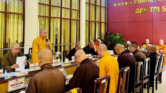Đại đức Thích Thiện Trí báo cáo các hoạt động Phật sự