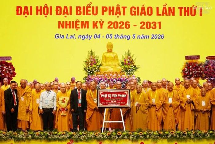 Tân Ban Trị sự GHPGVN tỉnh Gia Lai nhận khánh vàng chúc mừng từ Hội đồng Trị sự
