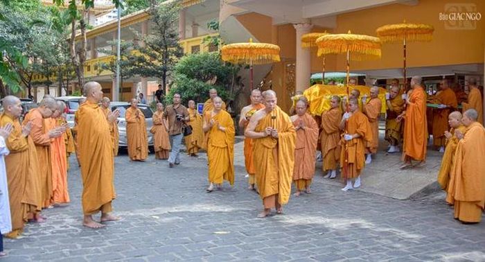 Cung thỉnh nhục thân Trưởng lão Hòa thượng từ thiền thất đến Giác linh đường nhập kim quan