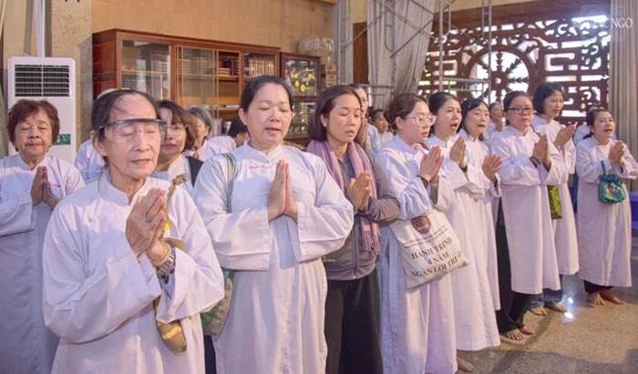 Phật tử tham dự hộ niệm