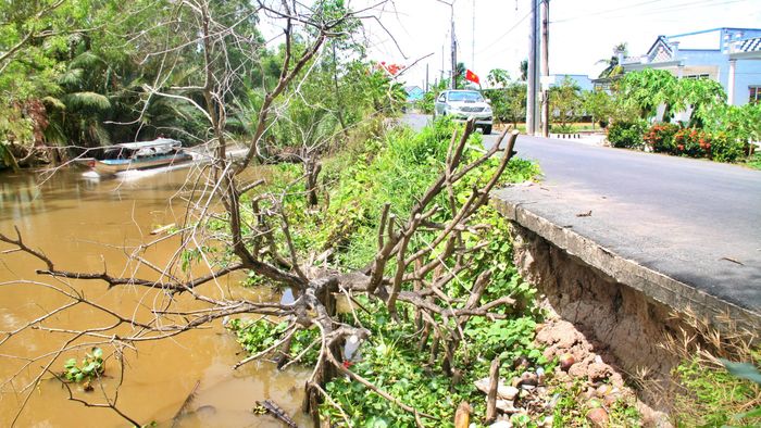 Tình trạng sạt lở đất đang diễn biến phức tạp và có nguy cơ tiếp tục xảy ra, nếu không được gia cố kịp thời.