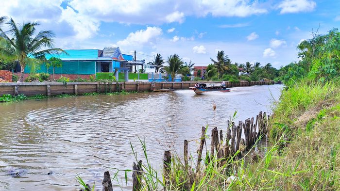 Phía bờ đông kênh Nước Mặn - Phú Tòng đã được đầu tư xây dựng và hoàn thành một đoạn kè bê tông cốt thép, với chiều dài khoảng 600m, bảo vệ cuộc sống người dân.