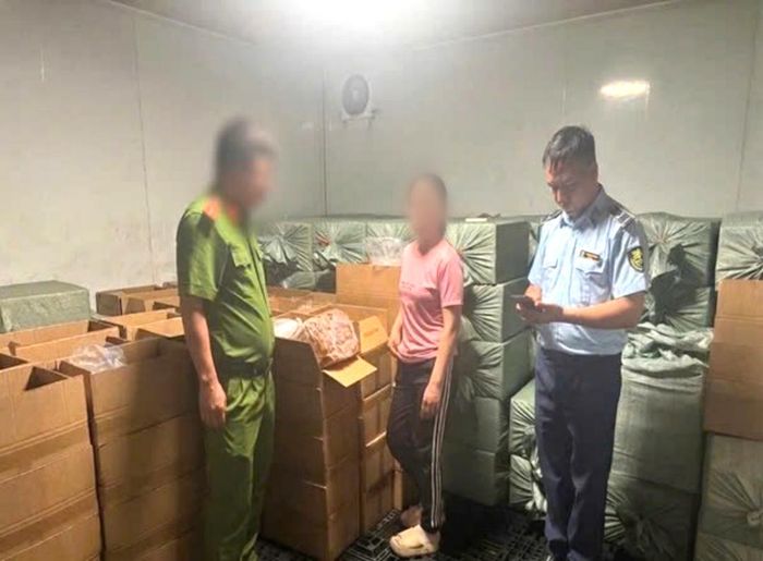 Lực lượng chức năng kiểm tra kho hàng của N.T.T ở 54 Trần Hưng Đạo, phường Móng Cái 2, tỉnh Quảng Ninh. (Ảnh: Công an tỉnh Quảng Ninh)