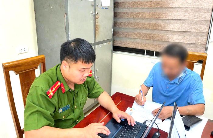 Công an xã Đức Quang làm việc với ông L.V.H.