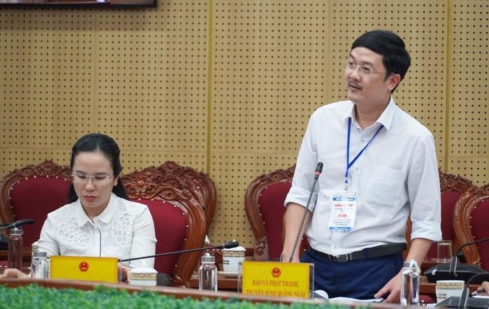Ông Hà Hoàng Triều, Phó Giám đốc Báo và Phát thanh, Truyền hình Quảng Ngãi, trao đổi, đóng góp ý kiến tại cuộc họp. Ảnh: Ái Kiều