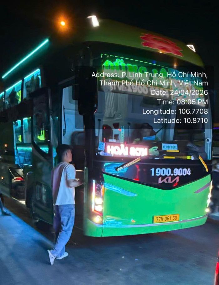 Phương tiện của nhà xe Dũng Lệ dừng đón khách tại khu vực không phải bến xe chính thức trên địa bàn TP. Hồ Chí Minh.Ảnh: Phan Toàn 