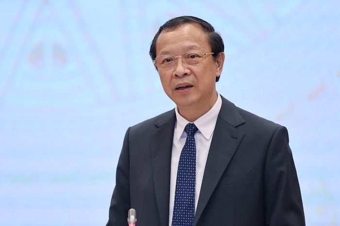 Thứ trưởng Thường trực Bộ GD-ĐT Phạm Ngọc Thưởng thông tin về việc triển khai sách giáo khoa thống nhất tại họp báo Chính phủ thường kỳ chiều 4/5. Ảnh: VGP