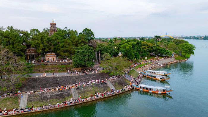 Nhiều du khách trong và ngoài nước chọn Huế làm điểm đến lý tưởng.