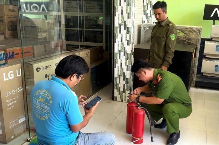 Công an xã Hàm Thuận Bắc kiểm tra, hướng dẫn người dân trong công tác phòng cháy, chữa cháy